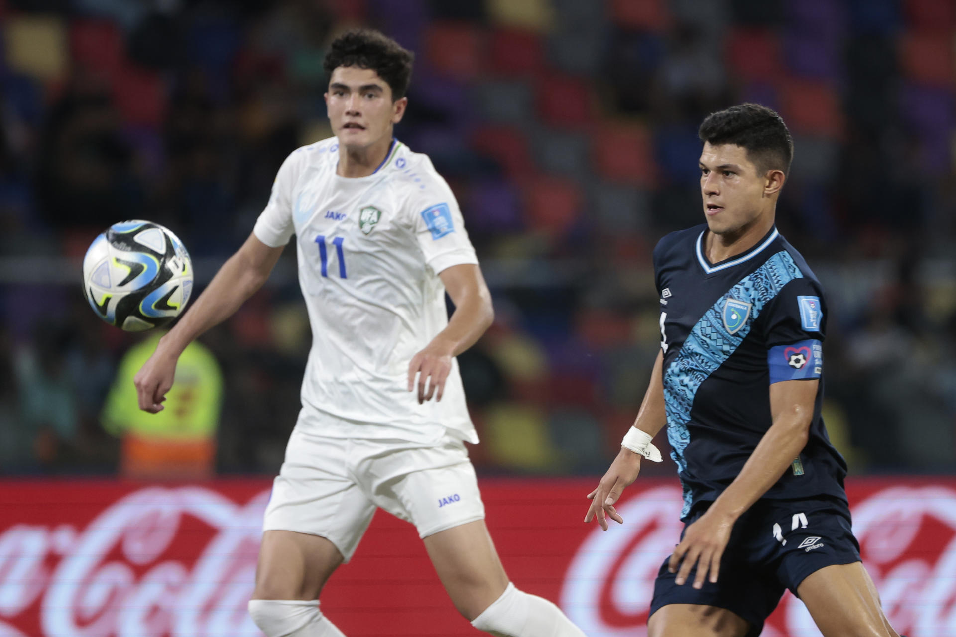 Sherzod Esanov (i) de Uzbekistán disputa un balón con Jonathan Franco de Guatemala hoy, en un partido del grupo A de la Copa Mundial de Fútbol sub-20 entre Uzbekistán y Guatemala en el estadio Único de Ciudades en Santiago del Estero (Argentina). EFE/ Juan Ignacio Roncoroni
