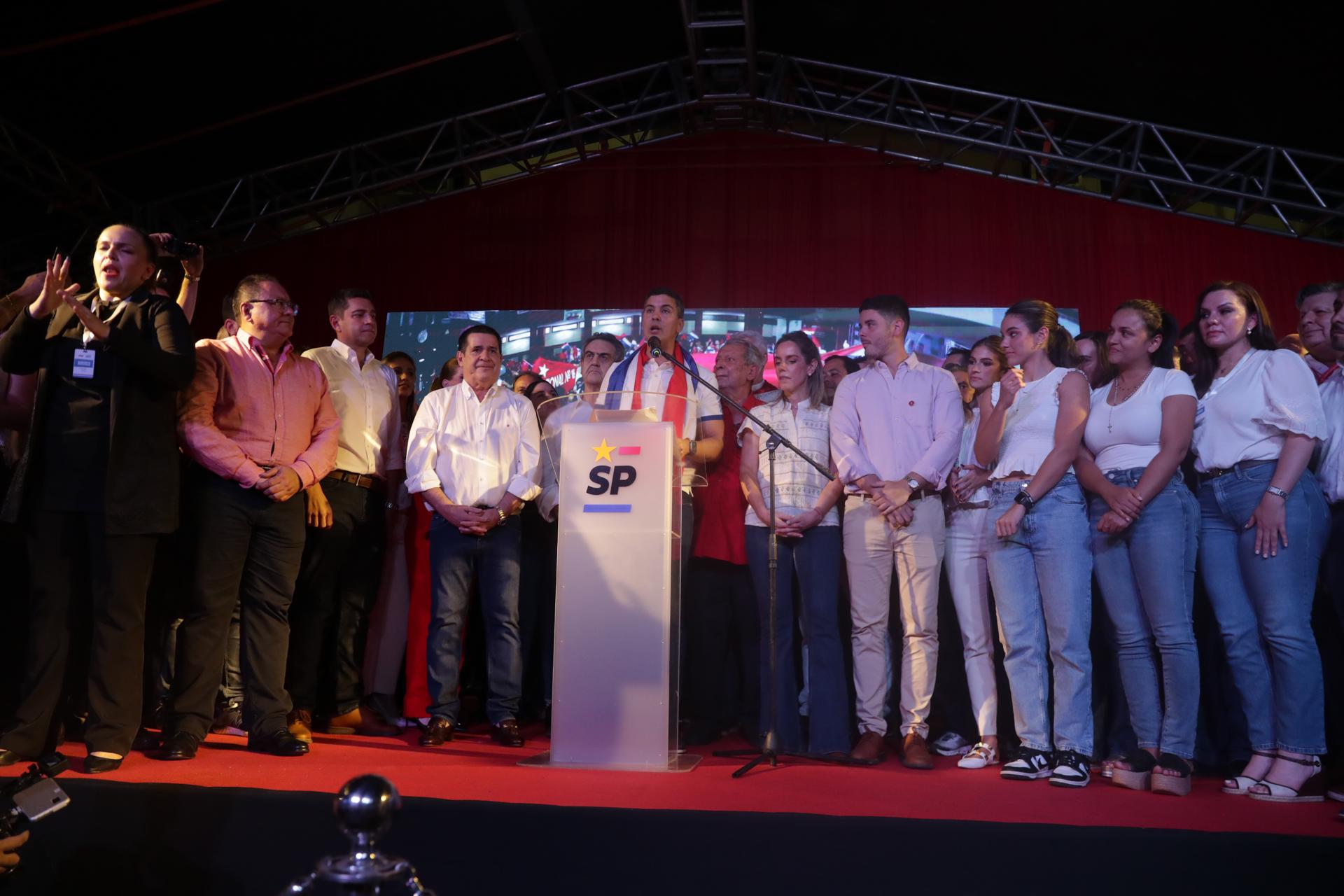 El presidente electo del Partido Colorado, Santiago Peña, habla desde su sede de campaña tras su victoria, hoy en Asunción (Paraguay). EFE/ Raúl Martínez
