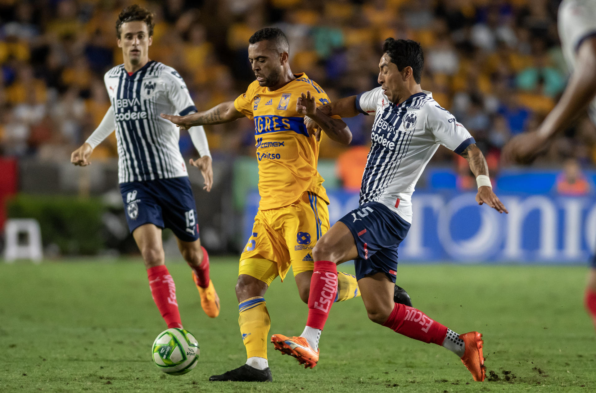 Rafael de Souza de Tigres disputa hoy el balón con Omar Govea (d) de Rayados, durante el partido de ida de la semifinal del torneo Clausura 2023, en el Estadio Universitario de Nuevo León, en Monterrey (México). EFE/Miguel Sierra
