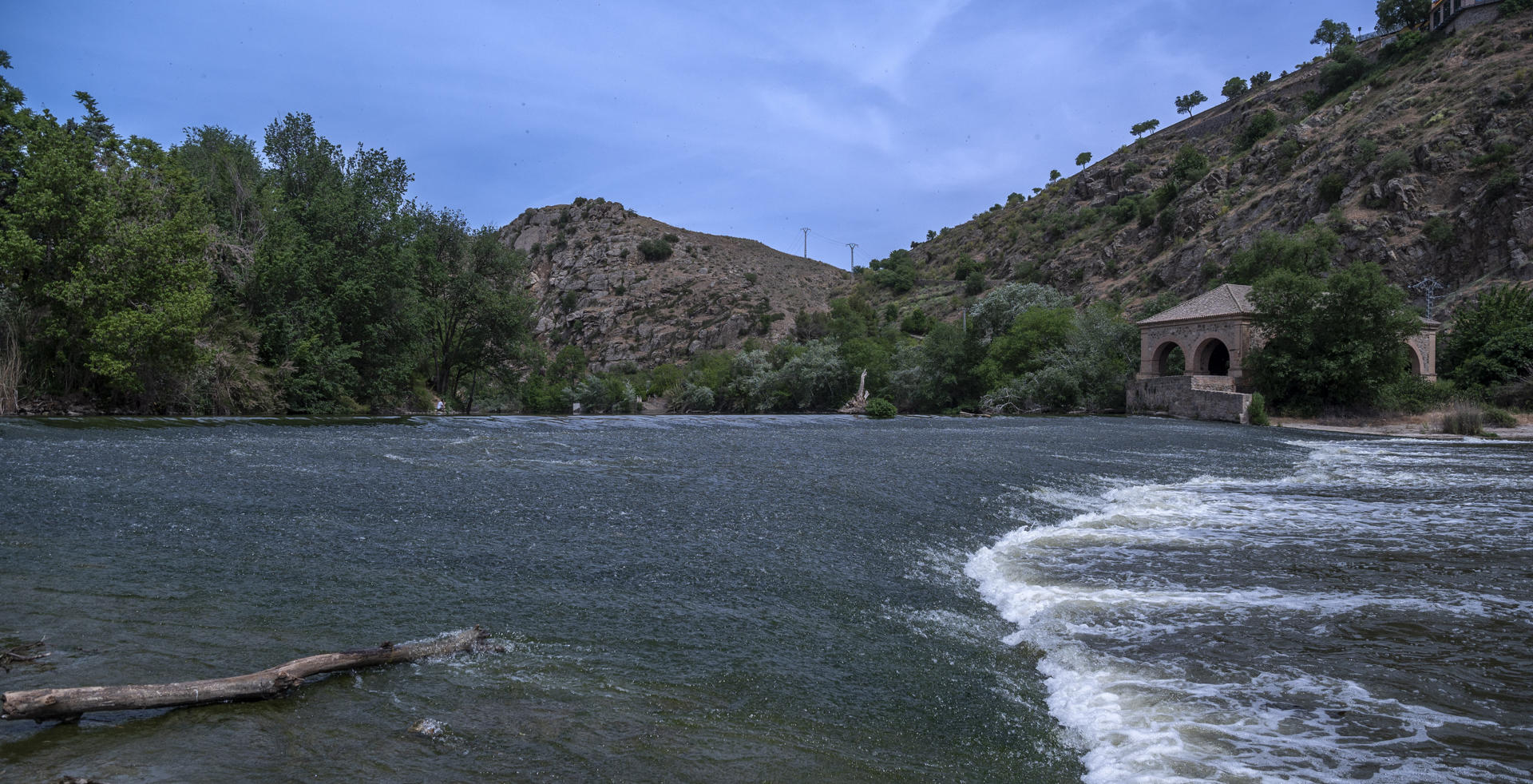 El río Tajo a su paso por Toledo este domingo. El nuevo plan de cuenca del Tajo y sus repercusiones en el trasvase al Segura han vuelto a reavivar la "guerra del agua" a pocas semanas de las elecciones autonómicas y municipales, por lo que en esta ocasión, la batalla también será en las urnas. EFE/Ismael Herrero
