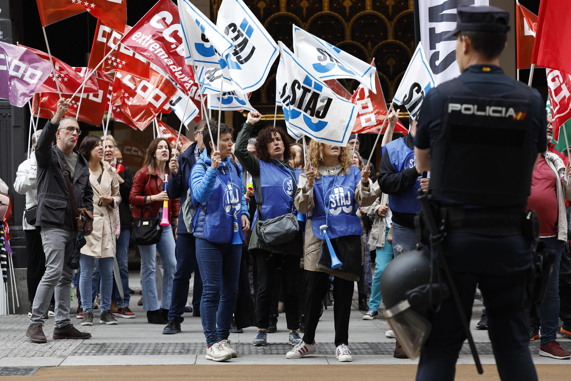 Concentración de trabajadores de justicia en el marco de la huelga de funcionarios del sector convocada este viernes ante el Ministerio de Hacienda. EFE/ Chema Moya
