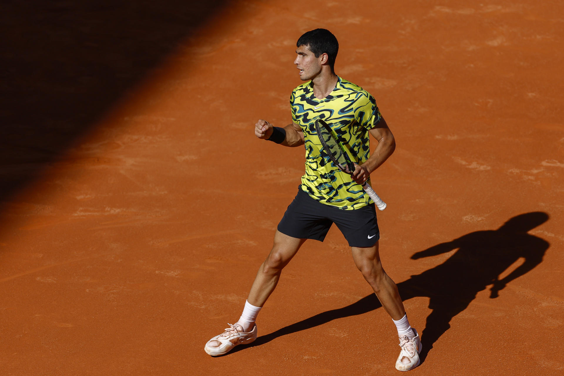 El tenista español Carlos Alcaraz reacciona ante el ruso Karén Khachanov, durante el partido correspondiente a los cuartos de final del Mutua Madrid Open de tenis, este miércoles en la Caja Mágica. EFE/ Rodrigo Jiménez
