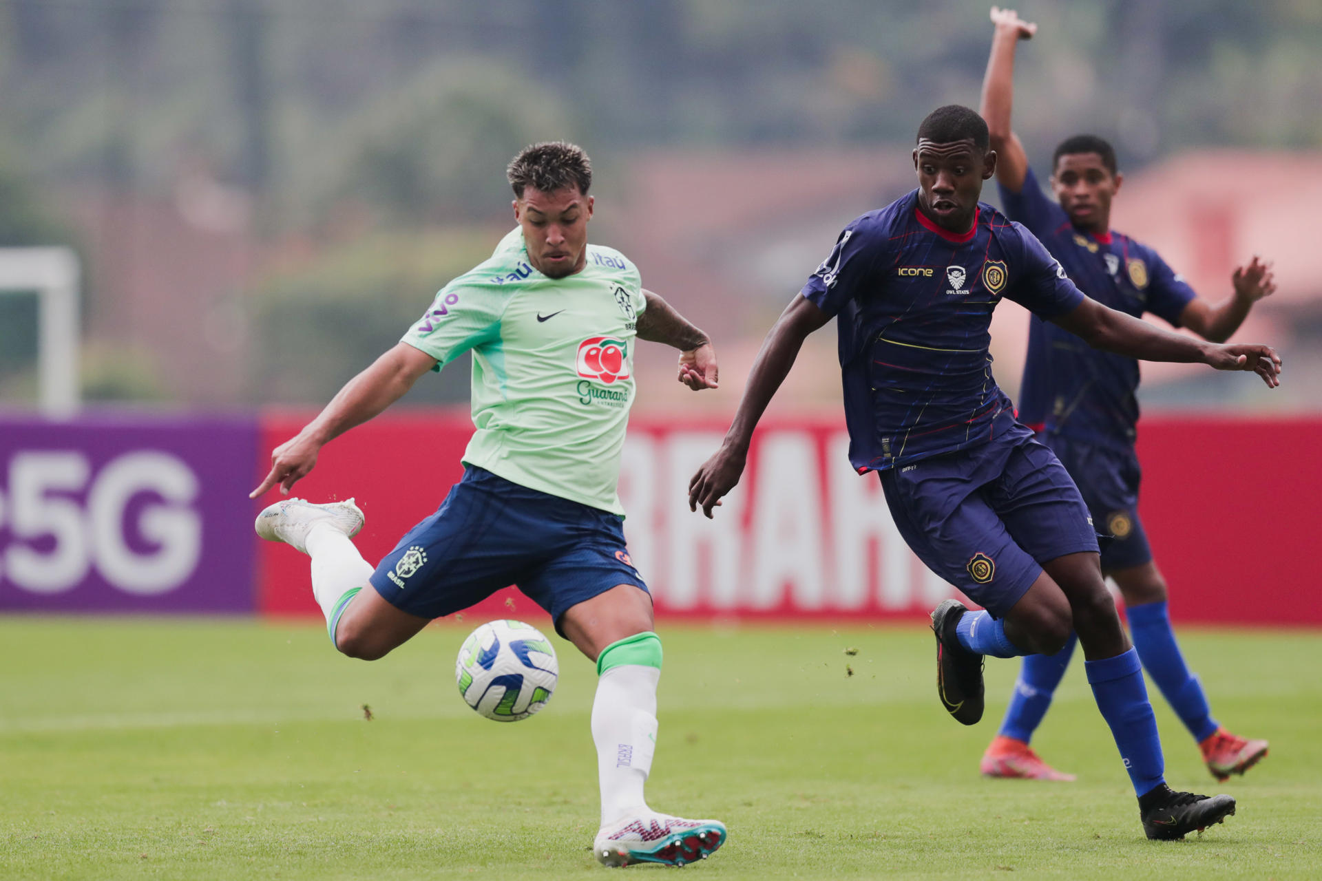 Marcos Leonardo (i) de la selección brasileña sub-20 patea el balón durante un partido de entrenamiento contra Madureira en la Granja Comary en Teresópolis (Brasil).EFE/André Coelho
