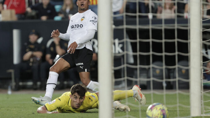 El centrocampista brasileño del Valencia Samuel Lino (arriba) dispara a puerta ante el centrocampista del Villarreal Ramón Terrats (suelo) durante el partido correspondiente a la jornada 33 de LaLiga Santander que disputaron Valencia y Villareal este miércoles en el estadio de Mestalla, Valencia.- EFE/ Manuel Bruque
