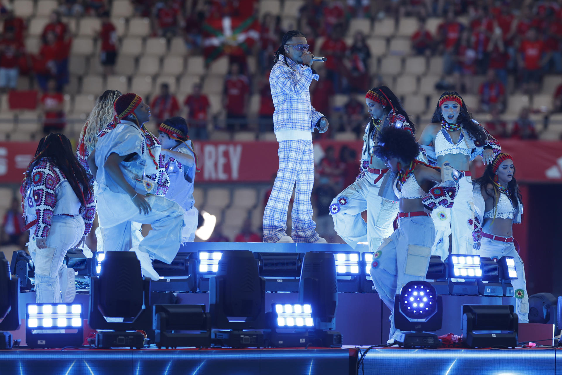 El cantante y compositor puertorriqueño, Juan Carlos Ozuna, durante su actuación hoy sábado antes del inicio de la final de la Copa del Rey que disputan Real Madrid y Osasuna en el estadio de La Cartuja de Sevilla. EFE/ Julio Muñoz.
