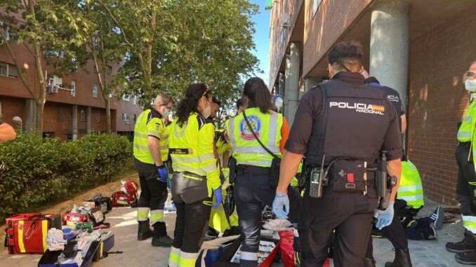 Un hombre de 52 años ha fallecido este sábado tras ser apuñalado en el hemitórax izquierdo en el distrito de Puente de Vallecas en la capital. EFE/Emergencias Madrid
