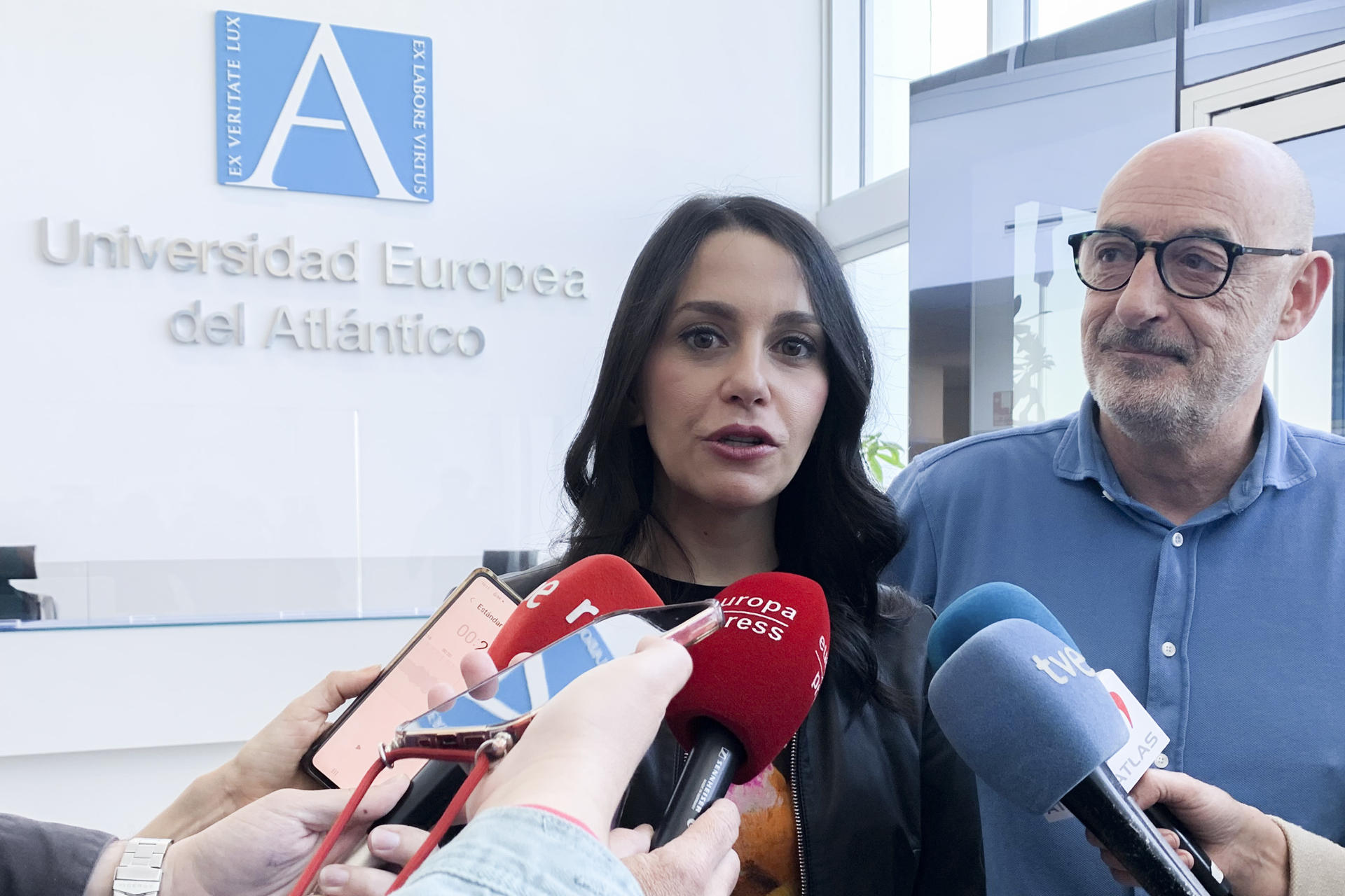 La portavoz de Ciudadanos (Cs) en el Congreso, Inés Arrimadas (i) junto al candidato del partido por Cantabria, Félix Álvarez Palleiro (d) se dirige a los medios tras su visita a la Universidad Europea del Atlántico, en Santander este juves. EFE/ Pablo G. Hermida
