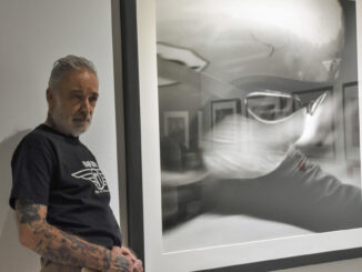 El fotógrafo Alberto García Alix posa con una de sus fotos parte de la exposición, "Expresionismo Feroz" este jueves, en el centro cultural La Térmica, en Málaga. El fotógrafo leonés Alberto García-Alix, Premio Nacional de Fotografía en 1999, muestra su mirada más personal y menos literal en "Expresionismo feroz", una muestra de 52 imágenes inéditas en España que hasta el 17 de septiembre puede verse en el centro cultural La Térmica de Málaga. La exposición hace un recorrido por los últimos trabajos del artista, que invita a los visitantes a adentrarse en su mundo de emociones y sensaciones, que van más allá de lo meramente visual. EFE/ Irene Martín