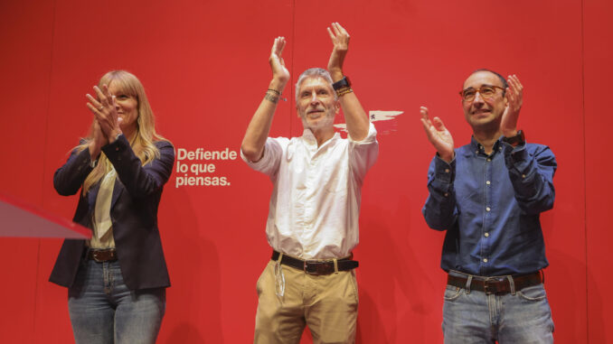 El ministro del Interior, Fernando Grande-Marlaska, acompañado por la alcaldesa de Ledesma y por el secretario general provincial del PSOE en Salamanca, David Serrada, momentos antes de su intervención en el acto del PSOE que ha tenido lugar en la localidad de Ledesma (Salamanca) este sábado. EFE/JMGARCIA
