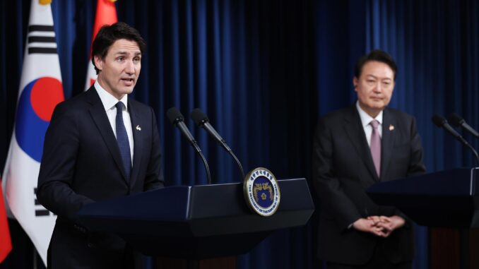 El primer ministro de Canadá, Justin Trudeau (Izq), y el presidente de Corea del Sur, Yoon Suk-yeol (Dcha), durante una conferencia de prensa conjunta. EFE/EPA/KIM HONG-JI / POOL
