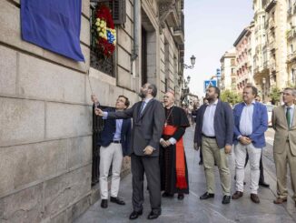 Almeida descubre la placa que rinde homenaje a Calderón de la Barca