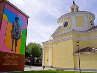 El gran mural en homenaje a la figura de Juan Muñoz junto a la iglesia de San Nicasio