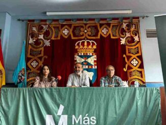 El portavoz de Más Madrid Leganés, Carlos Poblete, junto a sus dos compañeros del grupo municipal