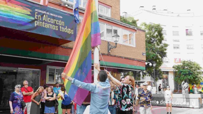 El Ayuntamiento de Alcorcón inicia la programación del Día del Orgullo con el izado de la bandera arcoíris