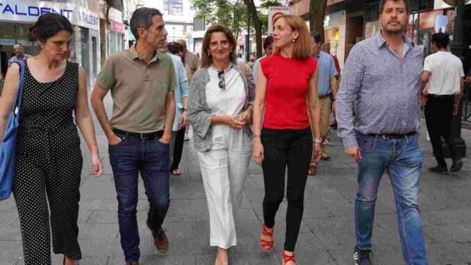 La vicepresidenta tercera, Teresa Ribera, junto a la alcaldesa de Alcorcón y el exalcalde de Alcalá de Henares