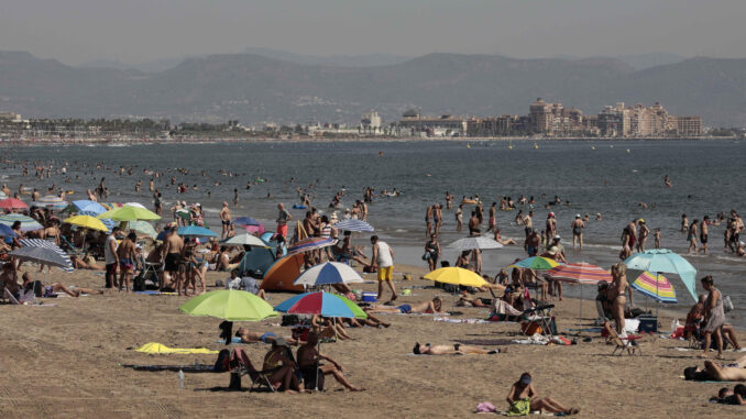 Vista general de la playa de las Arenas de Valencia. EFE/Ana Escobar
