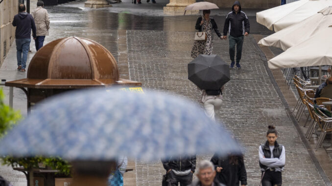 Lluvia en Teruel durante la mañana. EFE/Antonio Garcia
