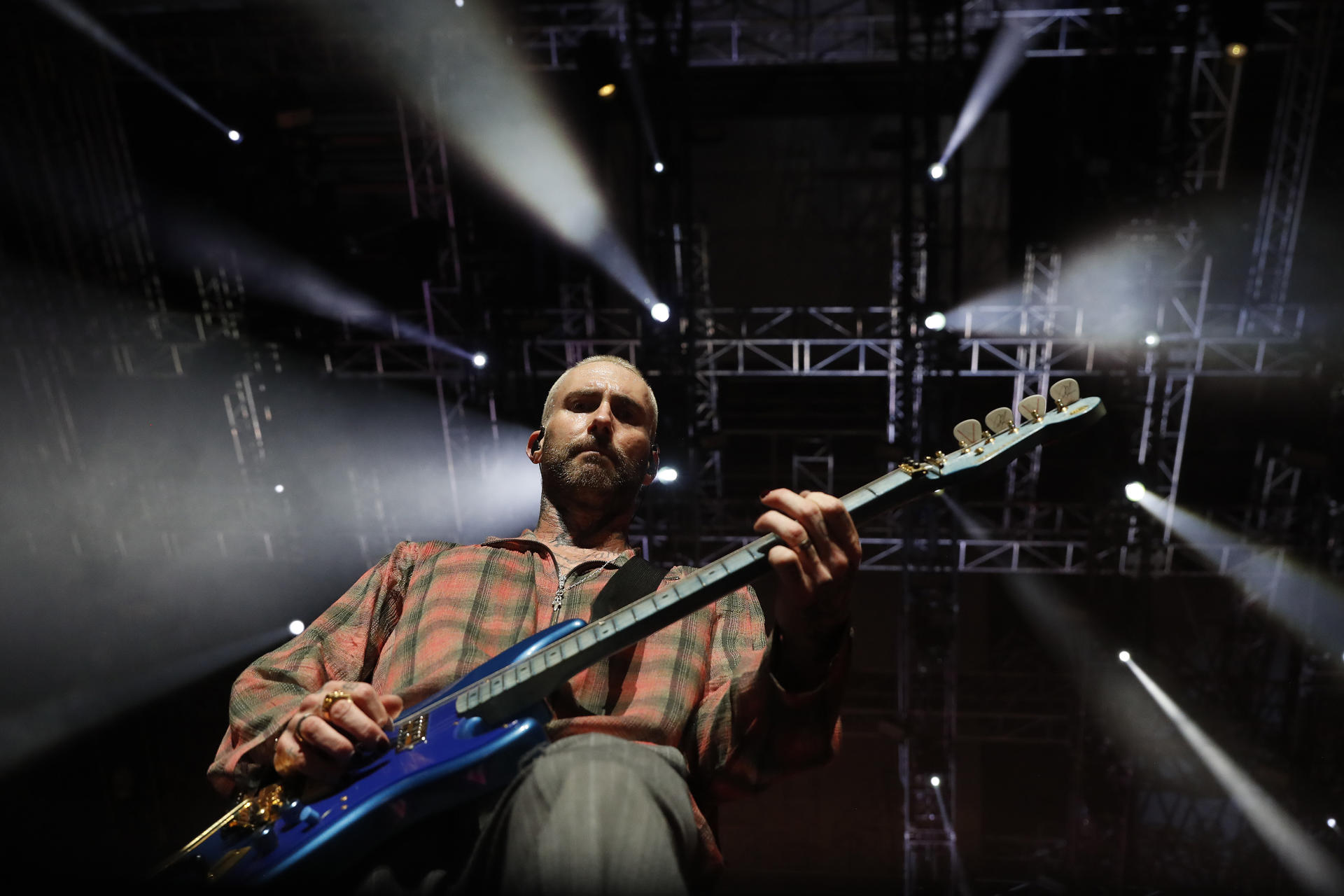 El cantante de la banda estadounidense Maroon 5, Adam Levine, durante el concierto ofrecido este jueves en el WiZink Center, en Madrid. EFE/J.P. Gandul
