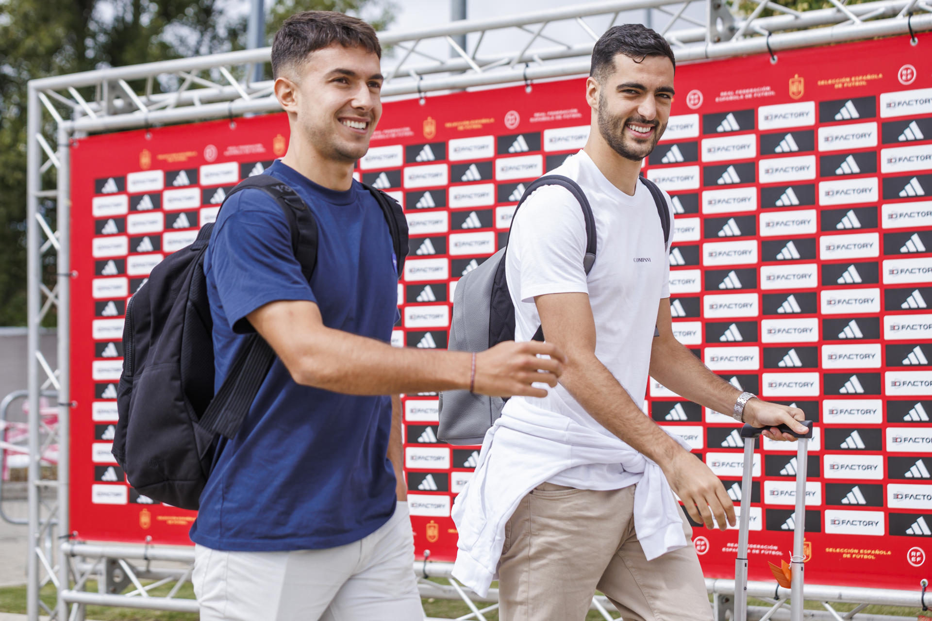 Mikel Merino y Martín Zubimendi, durante la llegada de los jugadores de la selección española de fútbol a la concentración en la Ciudad del Fútbol de Las Rozas (Madrid) para preparar la fase final de la Nations League que arrancará el próximo 14 de junio con la celebración de la primera semifinal entre Países Bajos - Croacia. España, por su parte, se enfrentará a Italia el día 15 para tratar de conseguir el billete a la final. EFE/ RFEF/Pablo García
