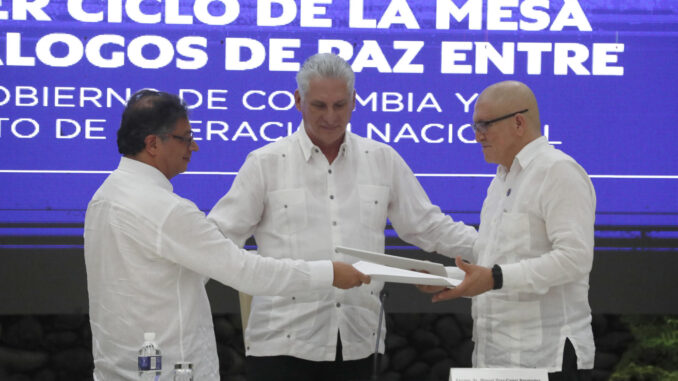 El presidente de Colombia, Gustavo Petro (i), entrega documentos al jefe máximo de la guerrilla del ELN, Antonio García (d), acompañados del presidente de Cuba, Miguel Díaz Canel (c), durante el cierre de la tercera ronda de conversaciones de paz hoy, en La Habana (Cuba). EFE/Ernesto Mastrascusa
