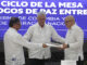 El presidente de Colombia, Gustavo Petro (i), entrega documentos al jefe máximo de la guerrilla del ELN, Antonio García (d), acompañados del presidente de Cuba, Miguel Díaz Canel (c), durante el cierre de la tercera ronda de conversaciones de paz hoy, en La Habana (Cuba). EFE/Ernesto Mastrascusa