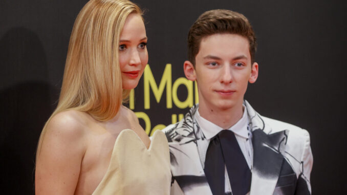 Los actores estadounidenses Jennifer Lawrence (i) y Andrew Barth Feldman (d) posan en el photocall de la premiere de la película 'Sin malos rollos' en Madrid. EFE/ Mariscal
