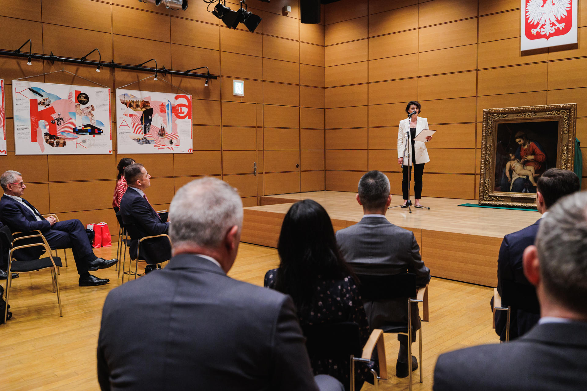 Fotografía cedida por el Instituto Polaco en Tokio de la ceremonia institucional celebrada el 31 de mayo de 2023 en la embajada de Polonia en Tokio (Japón) de la devolución de la obra "Madonna with Child" (derecha), del pintor italiano Alessandro Turchi, que fue saqueada por la Alemania nazi durante la Segunda Guerra Mundial. EFE/ Polish Institute In Tokyo / Przemyslaw Sliwinski SOLO USO EDITORIAL/SOLO DISPONIBLE PARA ILUSTRAR LA NOTICIA QUE ACOMPAÑA (CRÉDITO OBLIGATORIO)
