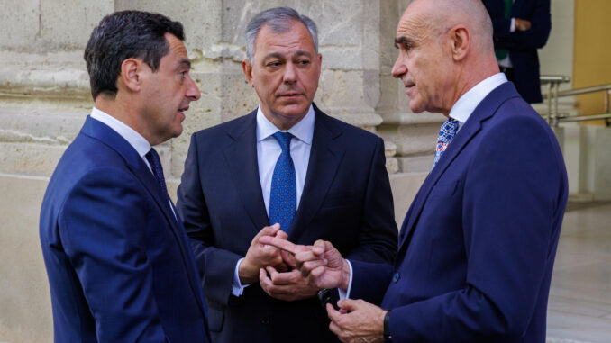 El nuevo alcalde de Sevilla, José Luis Sanz (c), del PP, su antecesor en el cargo, Antonio Muñoz (d), del PSOE, y el presidente de la Junta, Juanma Moreno (i), se saludan en la puerta del Ayuntamiento poco antes del acto de toma de posesión de sus cargos tras las elecciones municipales del 28 de mayo. EFE/ Julio Muñoz