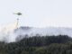 Un helicóptero sobrevuela un incendio foresta, en una imagen de archivo. EFE/Carlos García