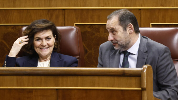 Foto de archivo (21/02/2023).- La diputada socialista y exvicepresidenta primera del Gobierno, Carmen Calvo (i), y el diputado y exministro de Fomento, José Luis Ábalos, durante el pleno del Congreso de los Diputados. EFE/ Rodrigo Jiménez
