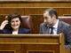 Foto de archivo (21/02/2023).- La diputada socialista y exvicepresidenta primera del Gobierno, Carmen Calvo (i), y el diputado y exministro de Fomento, José Luis Ábalos, durante el pleno del Congreso de los Diputados. EFE/ Rodrigo Jiménez