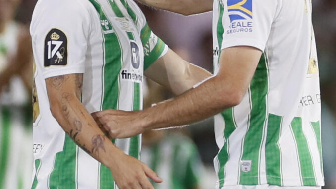 Joaquín Sánchez saluda al mexicano Andrés Guardado durante su partido de homenaje entre una selección de futbolistas y exfutbolistas del Real Betis y una Selección de Leyendas del fútbol. EFE/Jose Manuel Vidal
