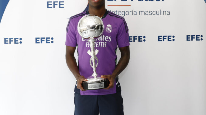 El jugador brasileño del Real Madrid Vinícius Junior posa con el XXXIII Trofeo EFE al mejor jugador Iberoamericano. EFE/Real Madrid
