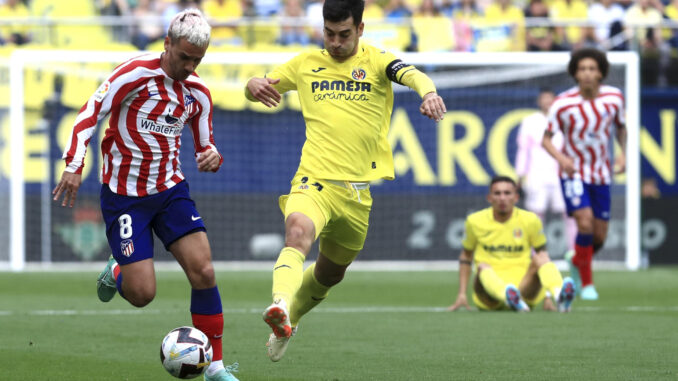 Griezmann, perseguido por Manu Trigueros, en el Villarreal-Atlético de Madrid de este domingo. EFE/ Doménech Castelló
