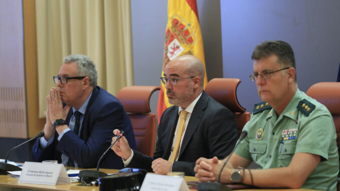 El delegado del Gobierno en la Comunidad de Madrid, Francisco Martín (c), preside la Comisión Autonómica de Tráfico y Seguridad Vial de Madrid, este jueves. EFE/ Fernando Alvarado
