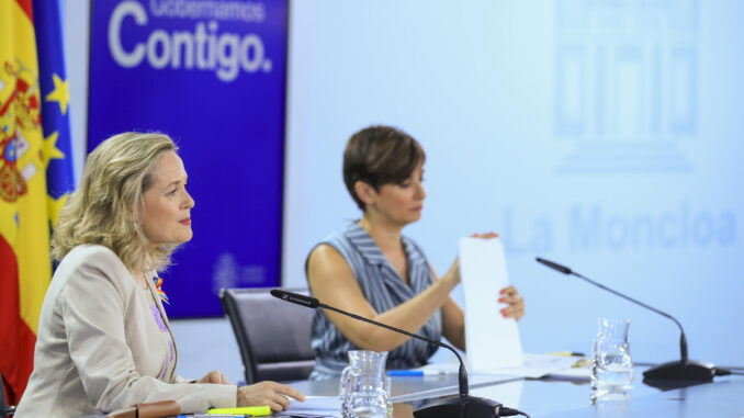 La vicepresidenta primera y ministra de Asuntos Económicos y Transformación Digital, Nadia Calviño (i), y la ministra de Política Territorial y portavoz del Gobierno, Isabel Rodríguez, ofrecen una rueda de prensa después de la reunión del Consejo de Ministros este martes en Madrid. El Consejo de Ministros ha aprobado un nuevo decreto ley de medidas para amortiguar la inflación derivada de la guerra en Ucrania, que incluirá la prórroga de la supresión o rebaja del IVA a algunos alimentos de primera necesidad vigente desde que comenzó el año. EFE/ Fernando Alvarado
