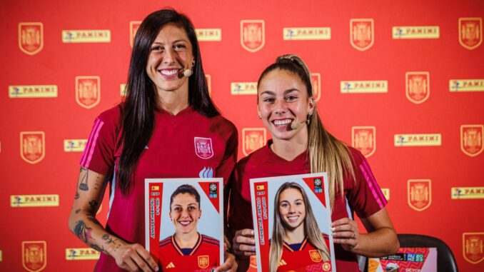 Jenni Hermoso (i) y Athenea del Castillo (D), jugadoras de la selección española de fútbol femenina, durante la presentación del álbum de cromos para el Mundial de Australia y Nueva Zelanda 2023.EFE/RFEF
