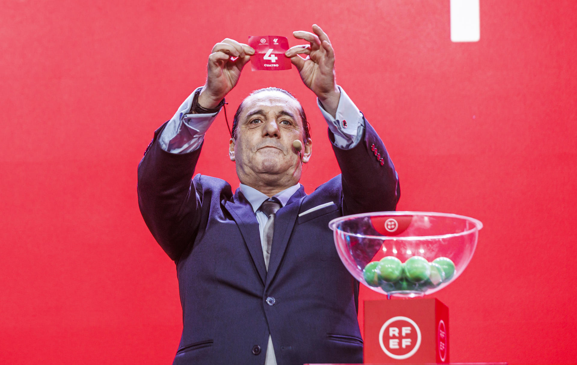 El exfutbolista portugués Paolo Futre durante el sorteo del campeonato nacional de primera división en Madrid, este jueves. EFE/ Pablo García/RFEF
