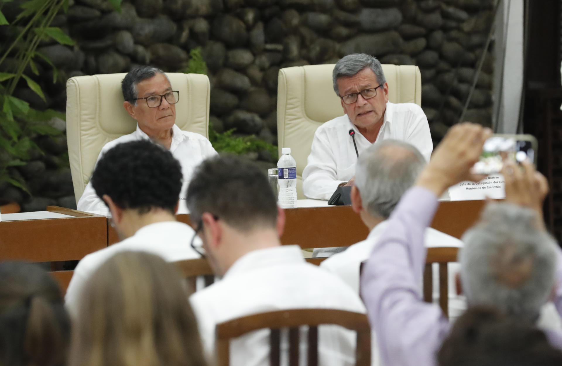 El jefe negociador del Ejército de Liberación Nacional (ELN), Israel Ramírez, alias Pablo Beltrán, habla durante el cierre de la tercera ronda de conversaciones de paz hoy, en La Habana (Cuba). EFE/Ernesto Mastrascusa
