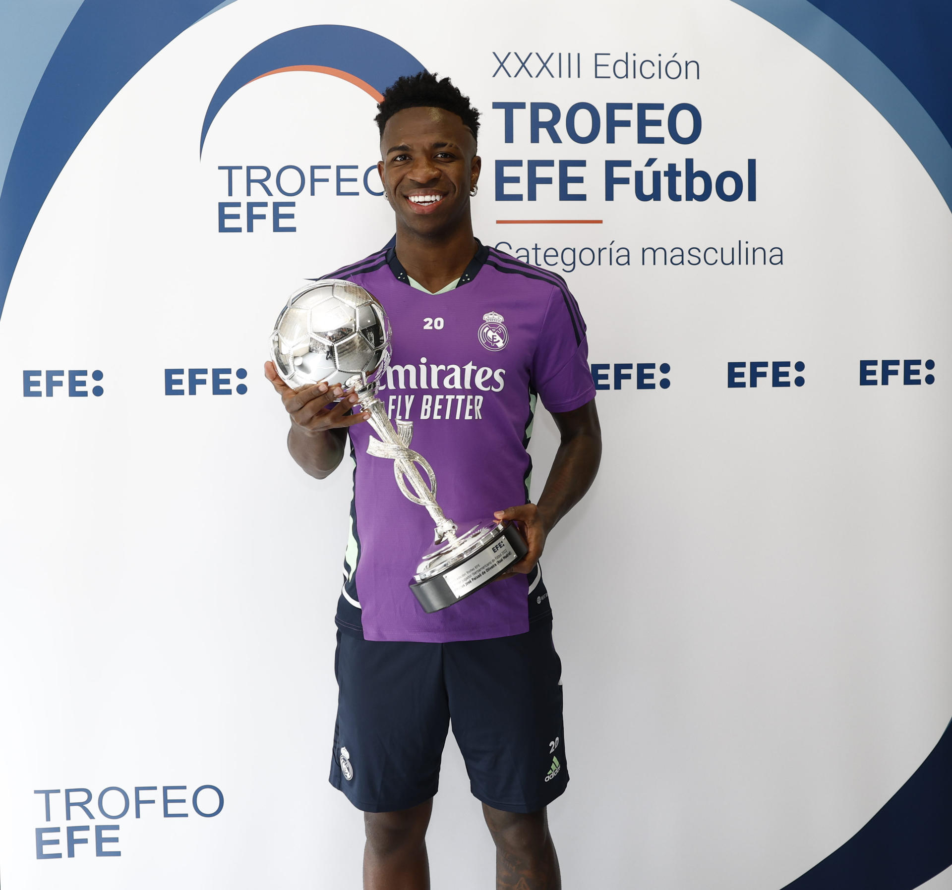 El jugador brasileño del Real Madrid Vinícius Junior posa con el XXXIII Trofeo EFE al mejor jugador Iberoamericano. EFE/Real Madrid
