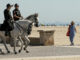 Dos policias a caballo patrullan por la playa de la Malvarrosa de Valencia en una imagen de archivo. EFE/ Juan Carlos Cárdenas