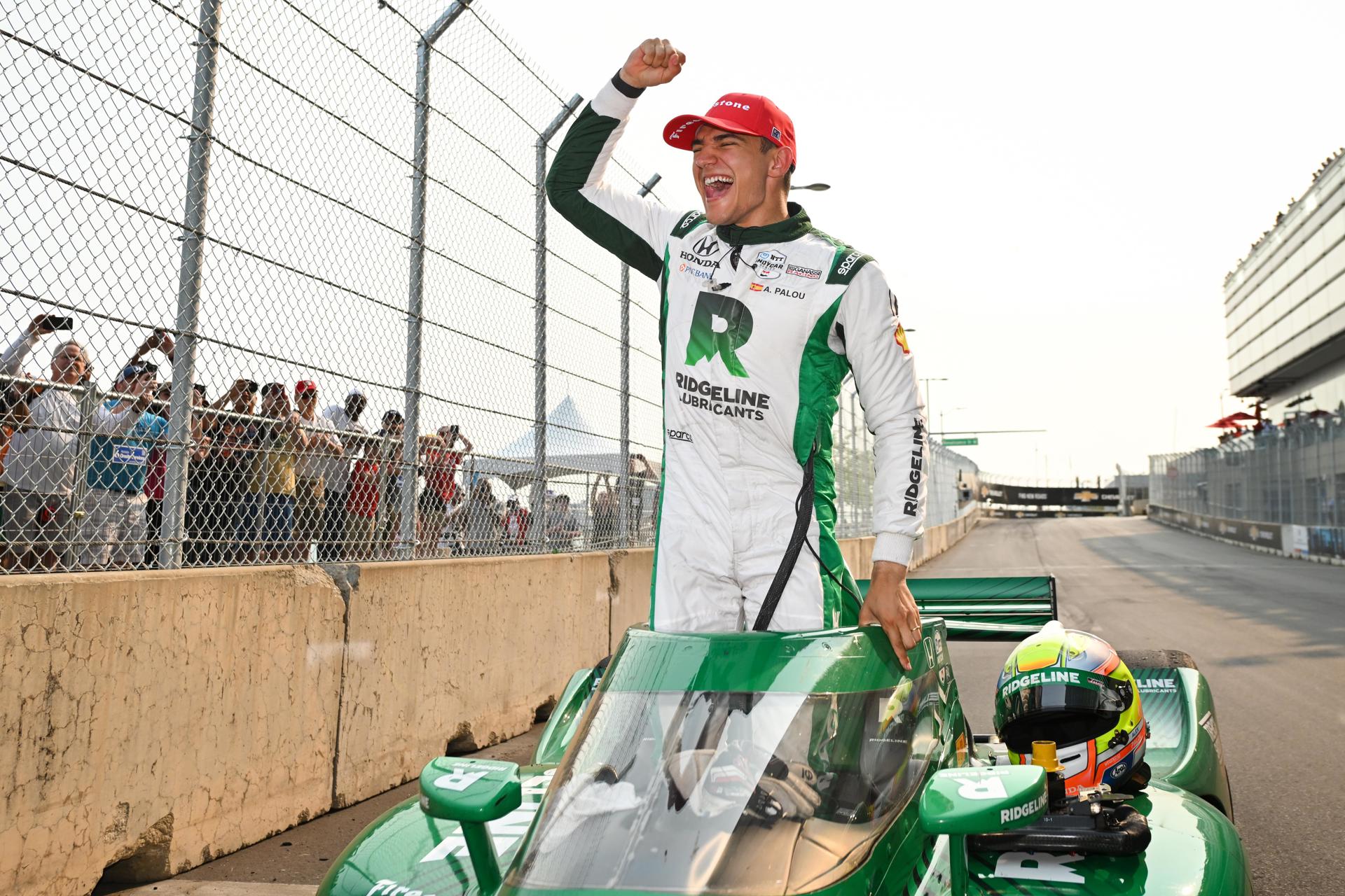 El piloto español Álex Palou celebra su victoria en el Chevrolet Detoit Grand Prix celebrado el domingo en Detroit, Michigan. El español Alex Palou (Chip-Ganassi) alcanzó este domingo en Detroit su segundo triunfo en la temporada, se acomodó en el liderato de la Indycar y aumentó la distancia con Marcus Ericsson hasta 51 puntos. EFE/Chris Owens/IndyCar
