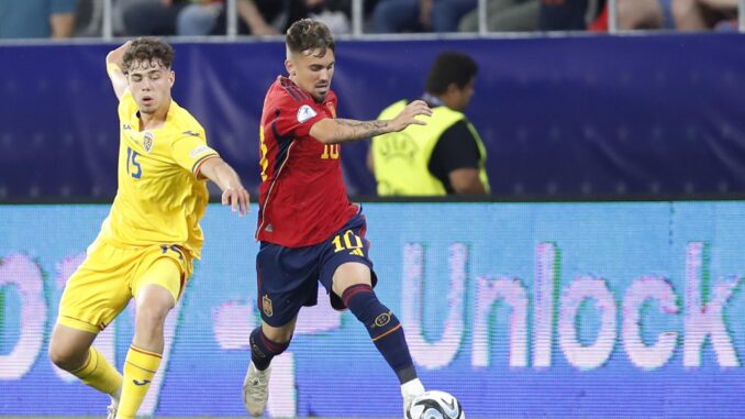 El español Rodri en acción contra el rumano Andrei Borza durante el partido de la fase de grupos del Campeonato Sub-21 de la UEFA entre Rumanía y España en Bucarest, Rumanía. (Rumanía, España, Bucarest) EFE/EPA/ROBERT GHEMENT
