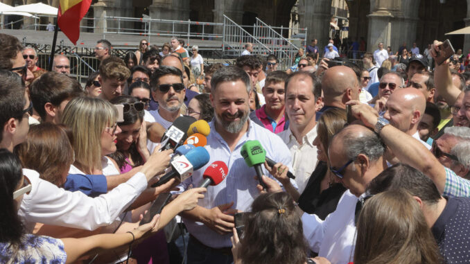 El presidente de Vox, Santiago Abascal, atiende a la prensa en la Plaza Mayor de Salamanca durante su visita para apoyar a los candidatos de su formación ante las elecciones del 23 de julio. EFE/ JM García
