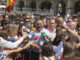 El presidente de Vox, Santiago Abascal, atiende a la prensa en la Plaza Mayor de Salamanca durante su visita para apoyar a los candidatos de su formación ante las elecciones del 23 de julio. EFE/ JM García