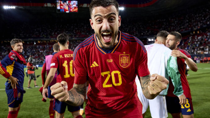 El delantero de la selección española de fútbol Joselu celebra la victoria tras la segunda semifinal de la Liga de Naciones que España e Italia disputaron este jueves en el Twente Stadion, en Enschede. EFE/RFEF
