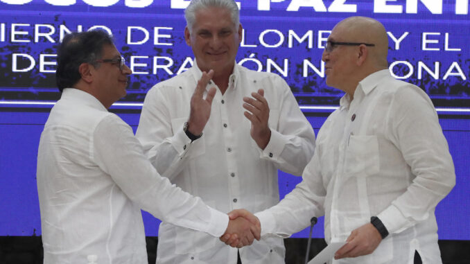 El presidente de Colombia Gustavo Petro (i), saluda a Antonio García (d), jefe máximo de la guerrilla del ELN, acompañados del presidente de Cuba, Miguel Díaz-Canel (c), durante el cierre de la tercera ronda de conversaciones de paz hoy, en La Habana (Cuba). EFE/Ernesto Mastrascusa
