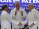 El presidente de Colombia Gustavo Petro (i), saluda a Antonio García (d), jefe máximo de la guerrilla del ELN, acompañados del presidente de Cuba, Miguel Díaz-Canel (c), durante el cierre de la tercera ronda de conversaciones de paz hoy, en La Habana (Cuba). EFE/Ernesto Mastrascusa