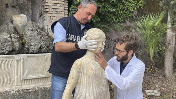 La estatua con su cabeza en la villa romana de la familia Torlonia. EFE/ Raül Martínez Mendo
