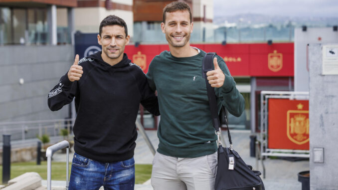 Jesús Navas y Sergio Canales, durante la llegada de los jugadores de la selección española de fútbol a la concentración en la Ciudad del Fútbol de Las Rozas (Madrid) para preparar la fase final de la Nations League que arrancará el próximo 14 de junio con la celebración de la primera semifinal entre Países Bajos - Croacia. España, por su parte, se enfrentará a Italia el día 15 para tratar de conseguir el billete a la final. EFE/ RFEF/Pablo García
